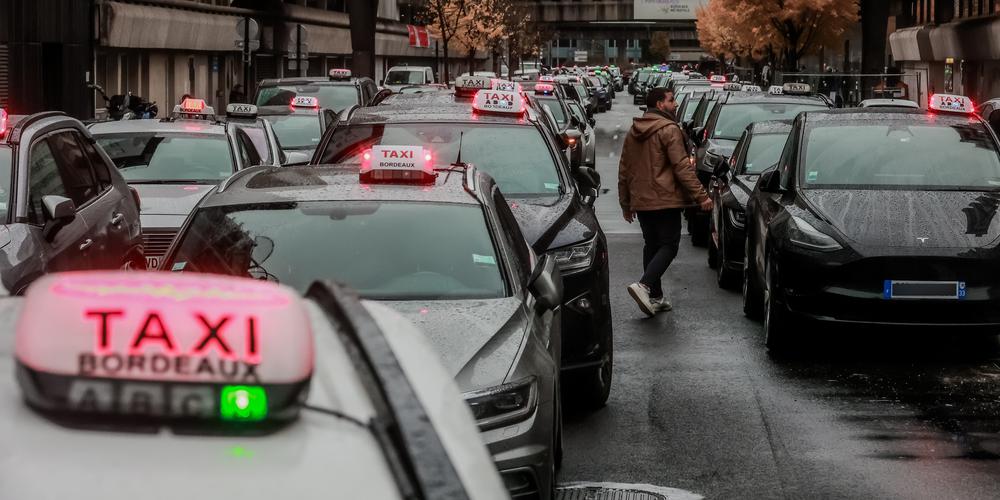 Pourquoi ce taxi qui ramenait les fêtards à prix libre ris